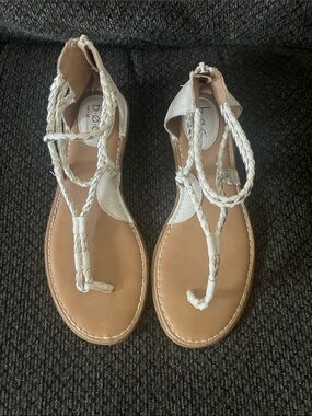 B.O.C. braided strappy thong sandals zip back closure white/ silver ladies 8